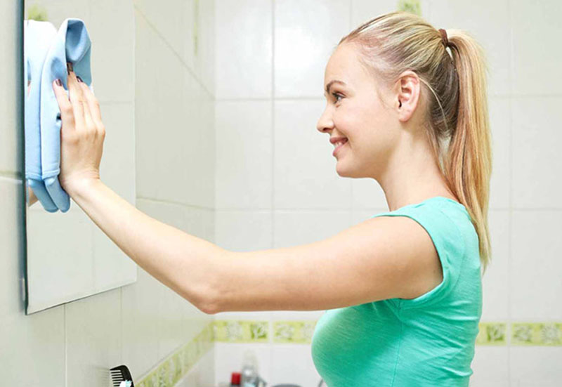cách vệ sinh kính nhà tắm