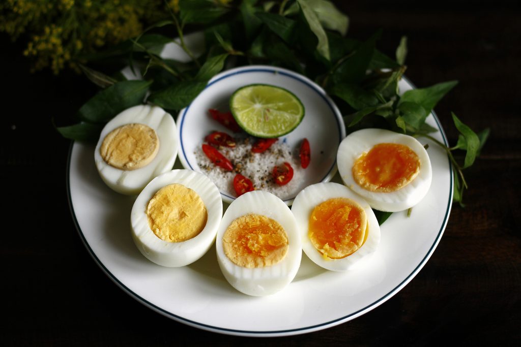 Luộc trứng bằng nồi cơm điện