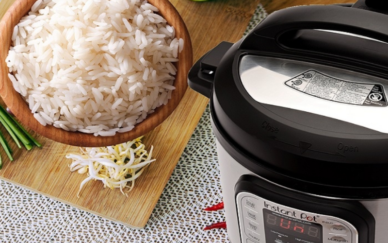 nấu cơm bằng nồi áp suất