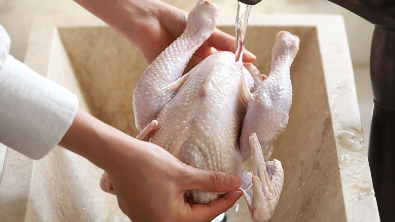 Nướng gà bằng nồi chiên không dầu