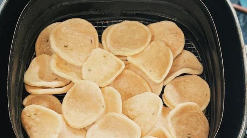 Rán phồng tôm bằng nồi chiên không dầu