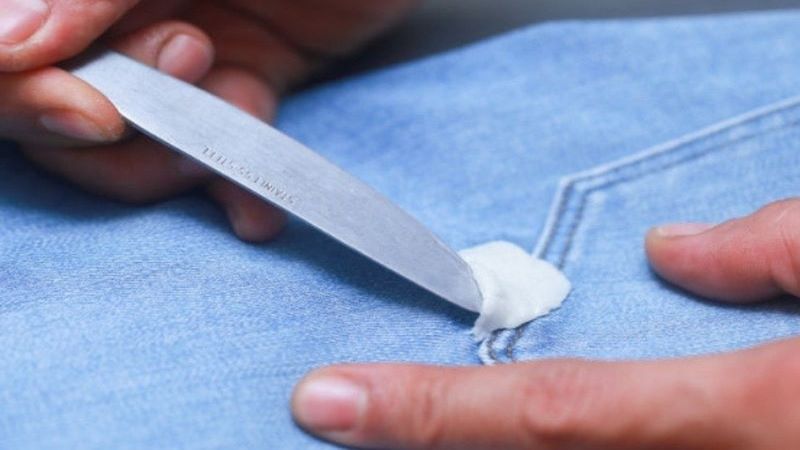 cách tẩy kẹo cao su dính vào quần áo