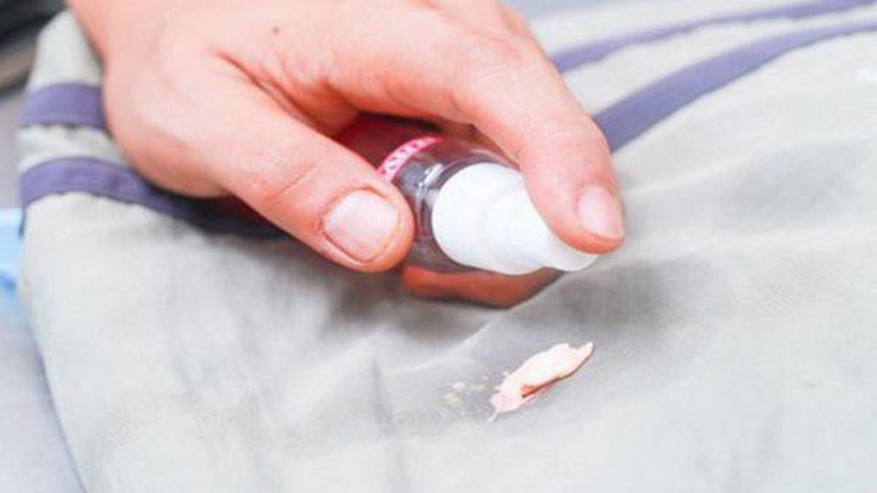 cách tẩy kẹo cao su dính vào quần áo