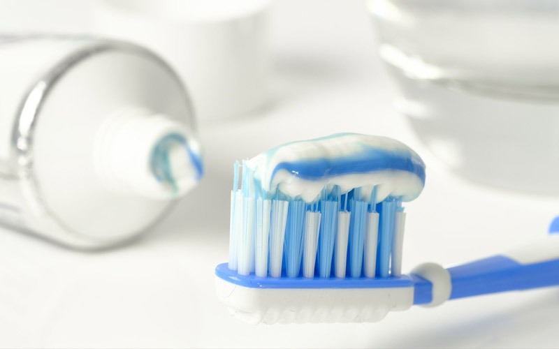 cách tẩy mực bút bi trên quần áo