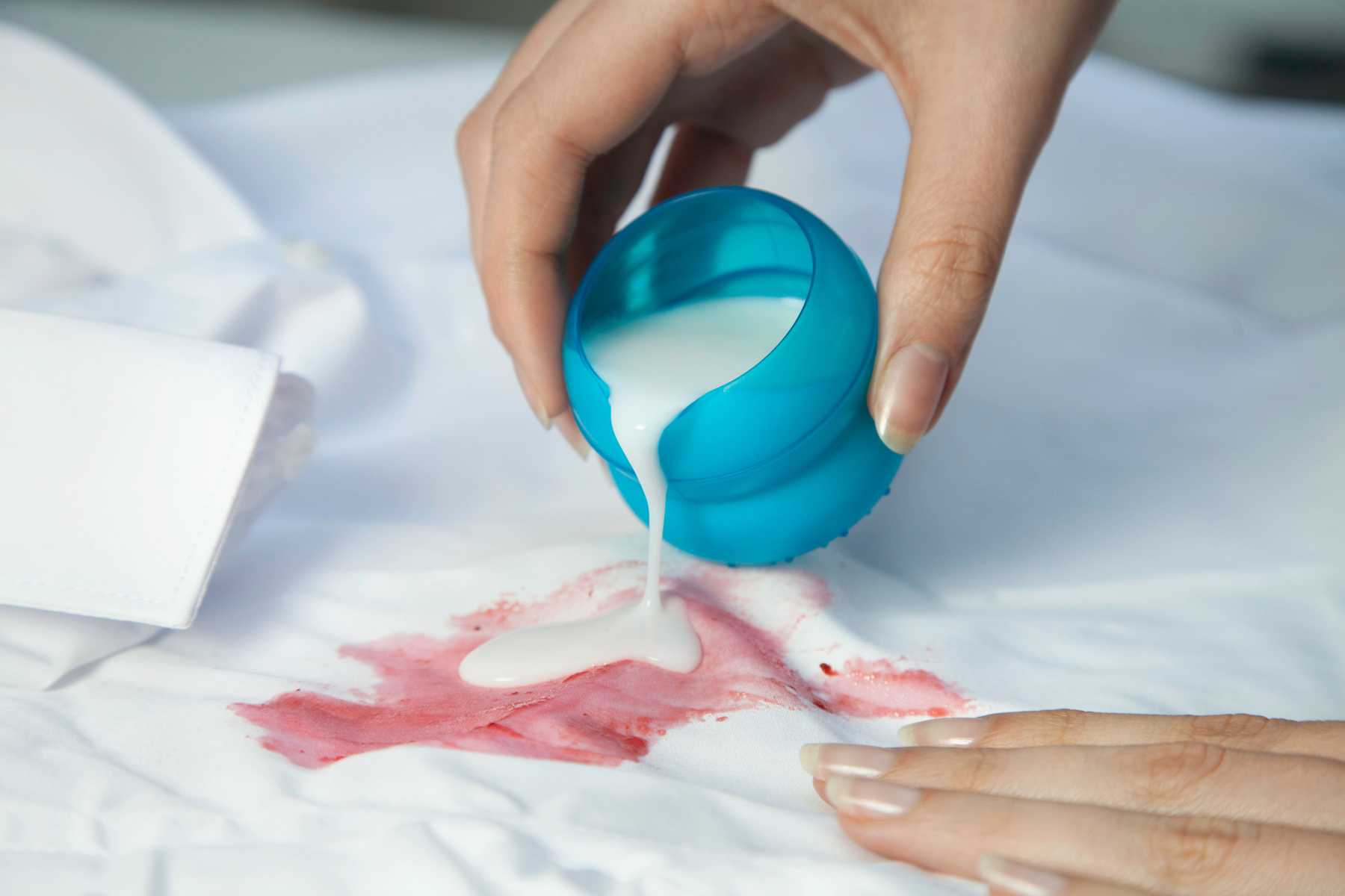 Cách tẩy quần áo bị lem màu
