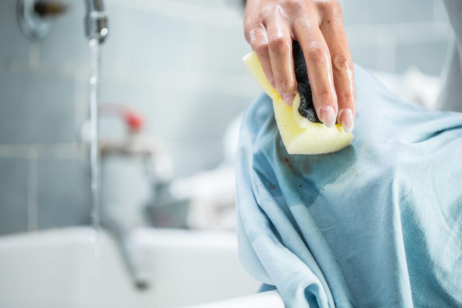 Cách tẩy quần áo bị lem màu